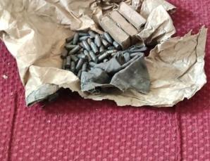 Pistolet maszynowy mp-40 pod powałą dachu